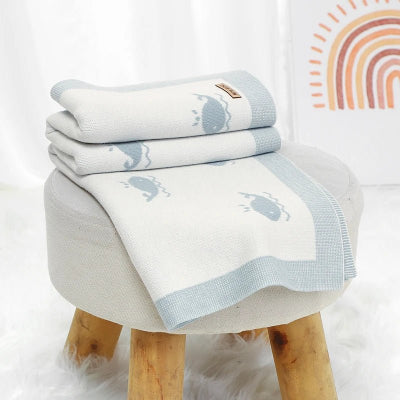 COUVERTURE BEBE baleine sur tabouret