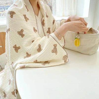 Couverture pour emmaillotage maman a la table