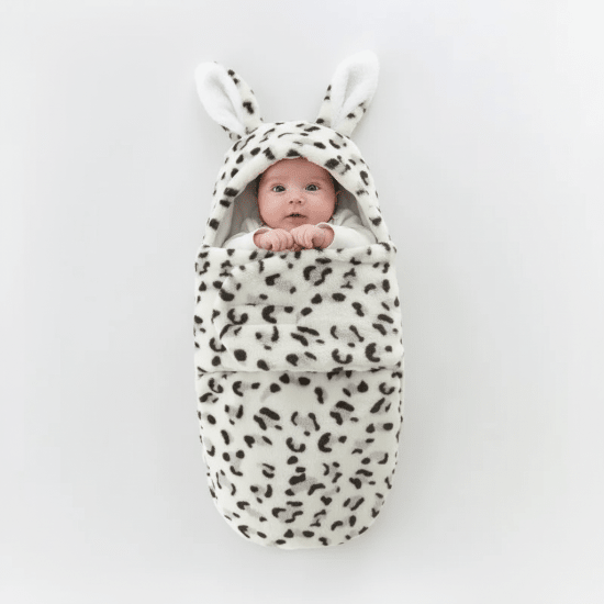 nid d'ange bébé
Bébé éveillé mains près visage nid ange dalmatien