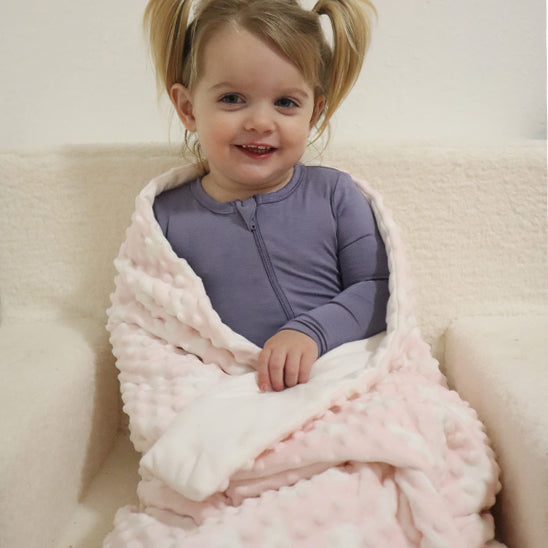 cocon d'emmaillotage rose fillette sourire