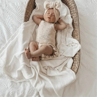 couverture en coton bébé dans un panier