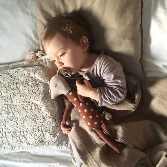 doudou bebe avec un cerf qui sommeil