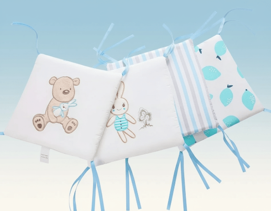 Contour Lit Bébé Douce Protection - Coton Doux tour de lit bleu avec fond dégradé