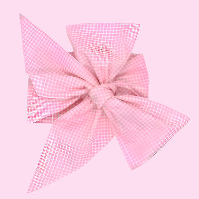 une couverture pour emmaillotage rose carreau