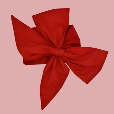 une couverture pour emmaillotage rouge