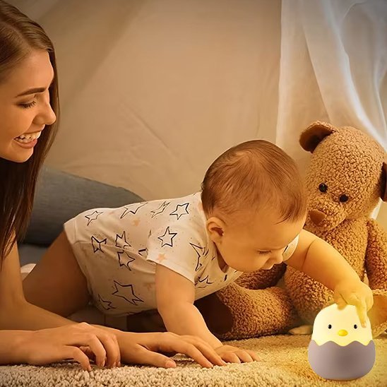 Veilleuse bébé petit garcon bebe qui joue avec sa lumière