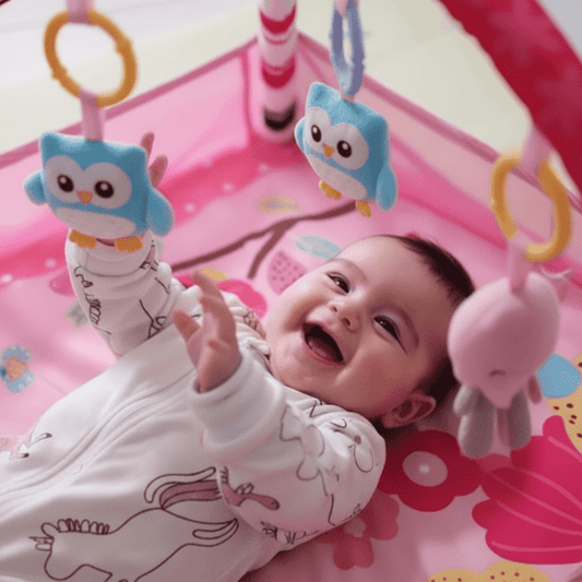 Tapis d'Éveil Évolutif bebe souriant sur le dos touchant les hiboux