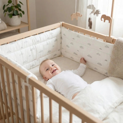 Tour de Lit Bébé sur le dos souriant et serein