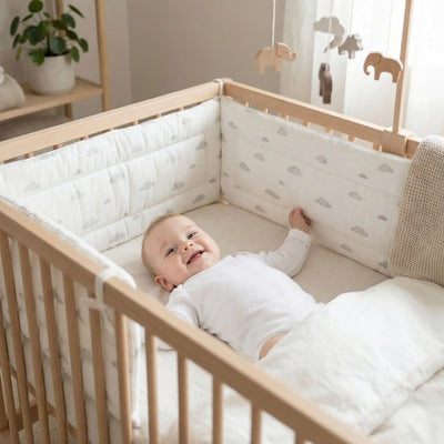 Tour de Lit Bébé sur le dos souriant et serein