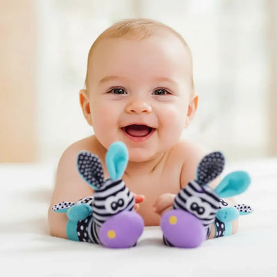 Jouets d'éveil bébé souriant et joyeux