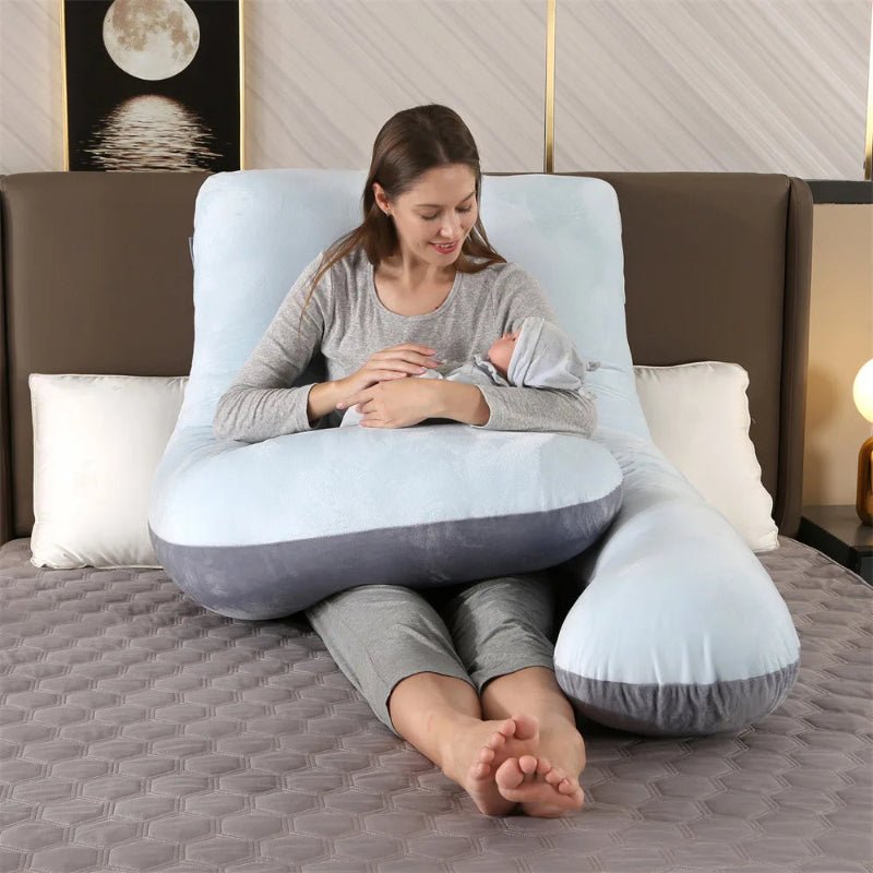coussin grossesse pour dormir maman qui regarde son bebe 