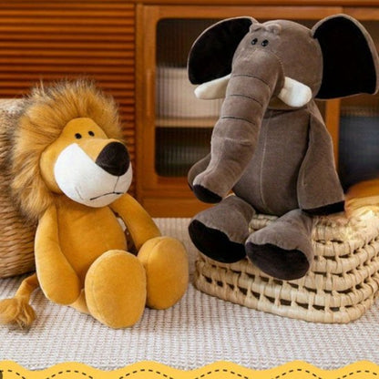 Animaux en peluche lion et elephant assis ensemble 
