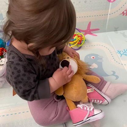 Animaux en peluche rose fille qui regarde son toutou