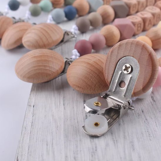 Attache Tetine en Bois bouton rond avec metal