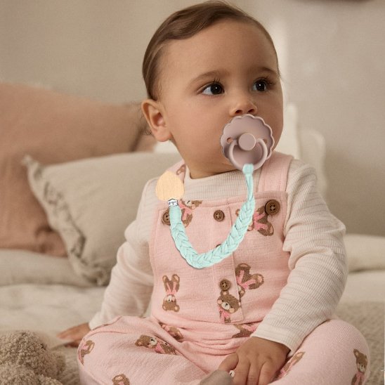 Attache tetine en bois petites filles