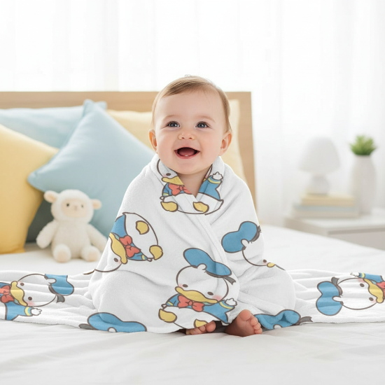 couverture Bébé assis souriant avec couverture petits canards