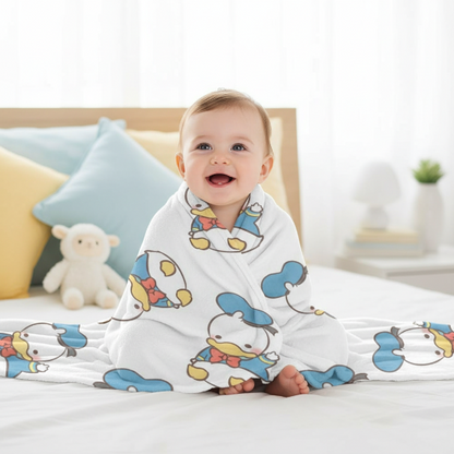 couverture Bébé assis souriant avec couverture petits canards