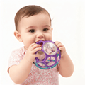Balle Sensorielle Bébé un Gros plan bébé fille balle sensorielle rose bouche expression