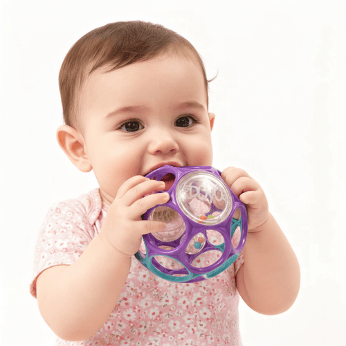 Balle Sensorielle Bébé un Gros plan bébé fille balle sensorielle rose bouche expression