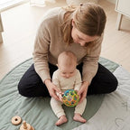 Balle sensorielle bebe regarde attentivement la boule