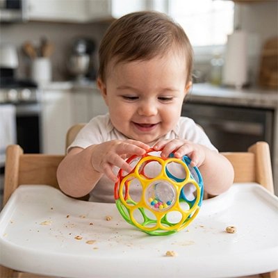 Balle sensorielle bebe un sourire en jouant 