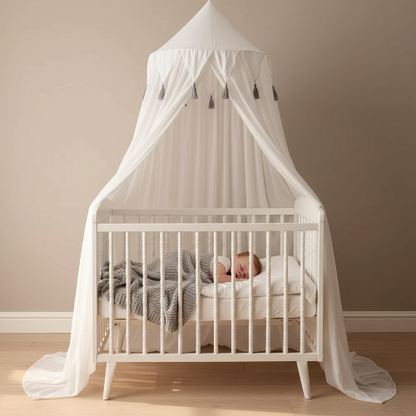 Ciel de lit blanc avec bébé et couchette