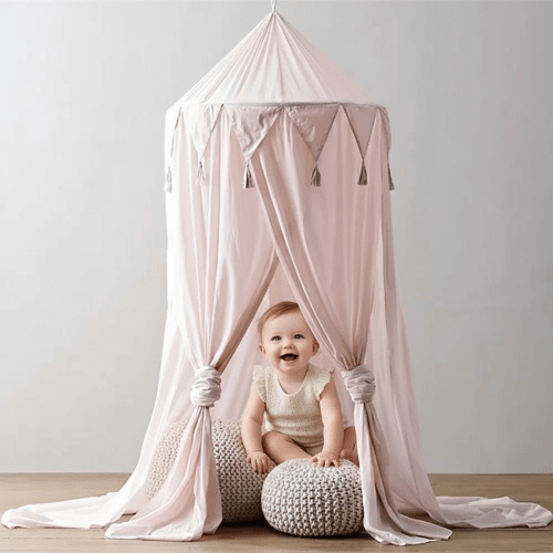 Ciel de lit rose avec couchette Petite fille sous la tente
