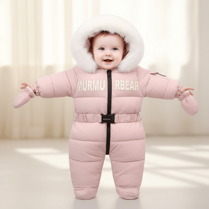 Combinaison BEBE POLAIRE 
Maman aidant bébé à marcher Bébé debout bras écartés