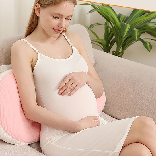 Coussin de grossesse pour dormir rose pour maman avec bedaine 