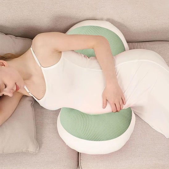 Coussin de grossesse pour dormir vert avec maman sur le cote