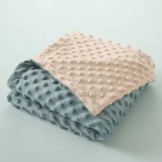 Une couverture douce bebe bleue et beige 