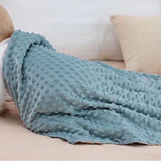 Une couverture douce bebe bleue coton doux
