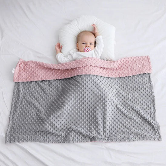Une couverture douce bebe grise et rose 