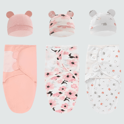 Une couverture emmaillotage bébé fille 