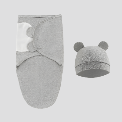 Une couverture emmaillotage bébé grise capuche ourson 