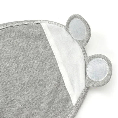 Une petite couverture emmaillotage bébé
