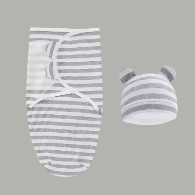 Une couverture emmaillotage bébé grise capuche 