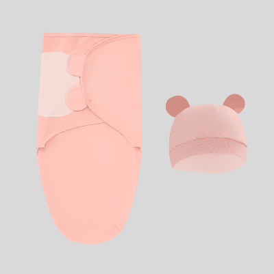 Une couverture emmaillotage bébé rose capuche 
