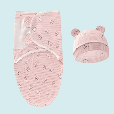 Une couverture emmaillotage bébé rose pâle 