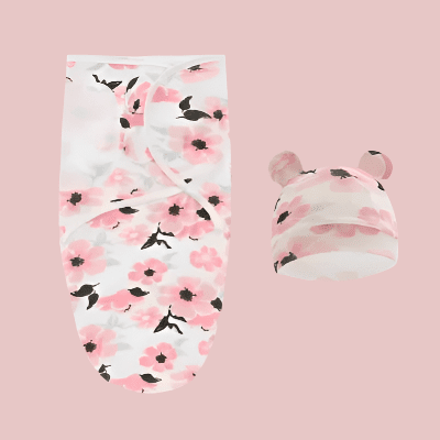 Une couverture emmaillotage bébé rose