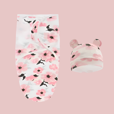 Une couverture emmaillotage bébé rose