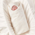 Couverture Bébé Nuage Tendresse - Confort Ultime
Une couverture chaude et douce emmaillotée 