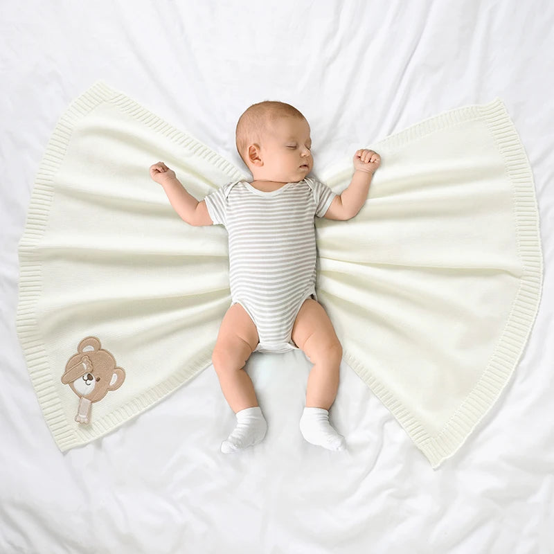 Couverture chaude bébé ourson dans le lit sur le dos