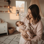 Doudou Rose maman heureuse regarde bebe 
