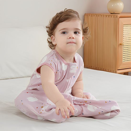 Gigoteuse bébé fille assis en gigoteuse rose pale