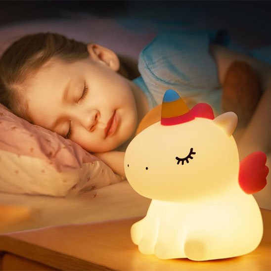 Licorne Veilleuse bébé avec fillette qui dort