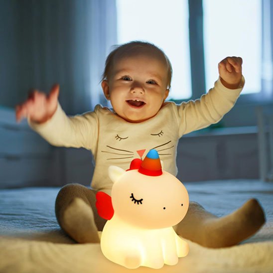 Licorne Veilleuse bébé avec sourire les bras dans les airs 