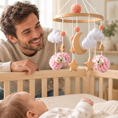 Mobile bébé dans une chambre de bébé avec un papa