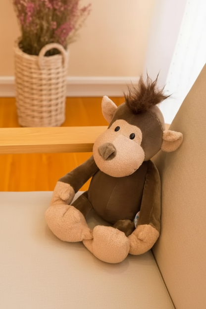 Peluche singe seul sur la chaise