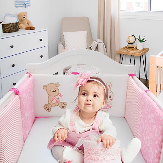 Réducteur de lit bébé rose